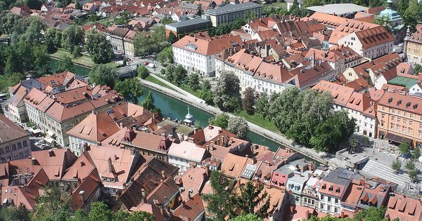 The Ljubljanica river winding through central Ljubljana with the castle on the hill above