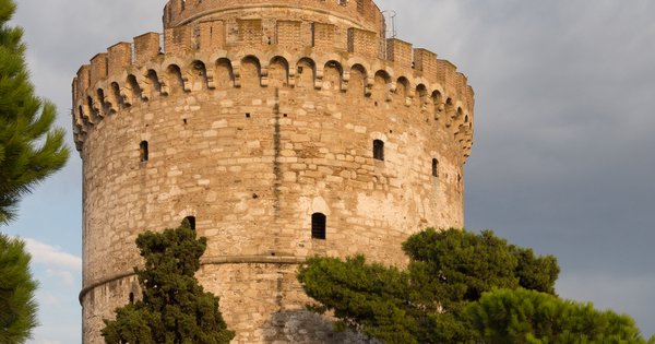 The White Tower of Thessaloniki rising on the city's waterfront under a clear sky